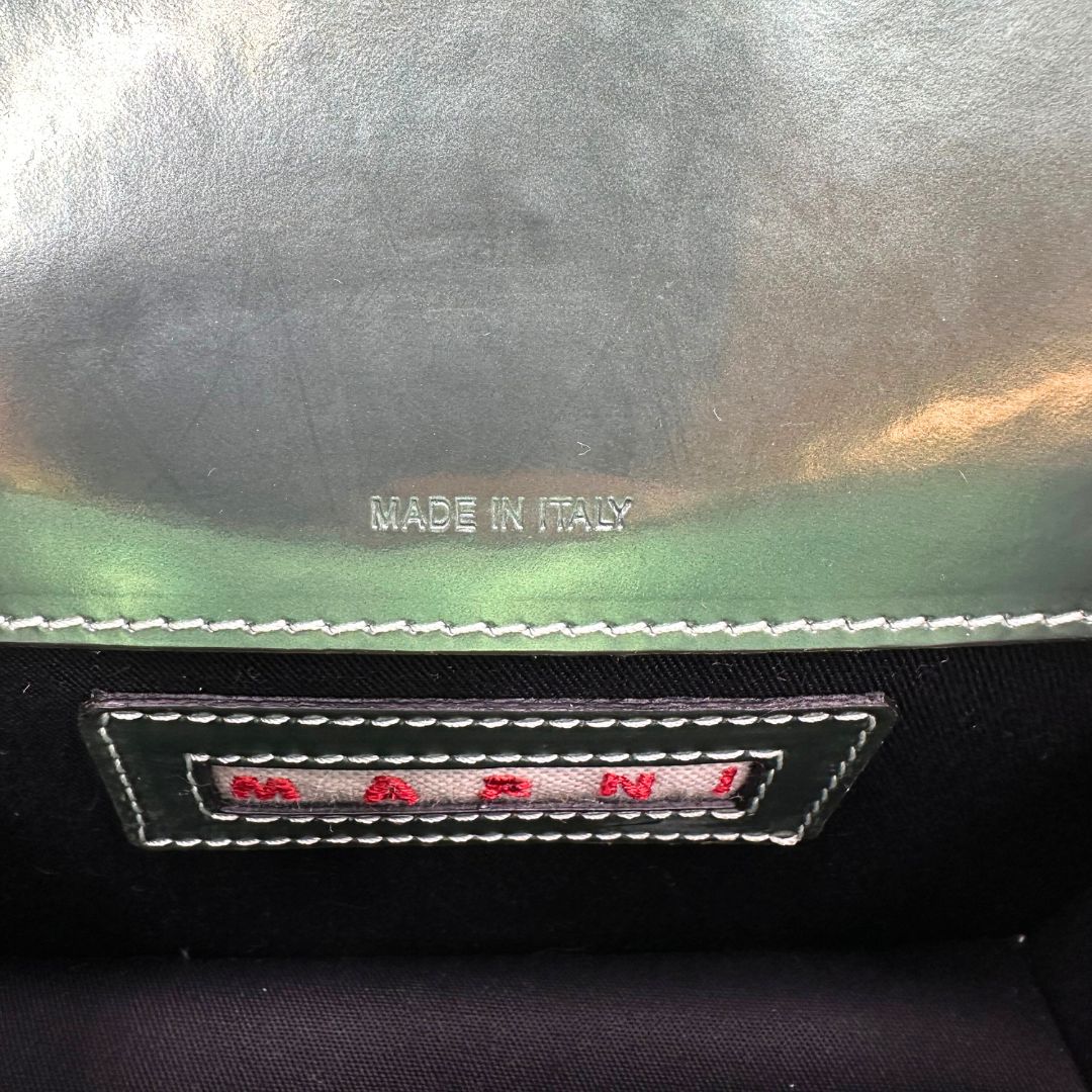 Interno Borsa Marni Mini Trunk in pelle verde giada metallizzato con parti metalliche dorate. Munita di una tracolla regolabile. Completa di dustbag. Originale, usato, in condizioni ottime. 