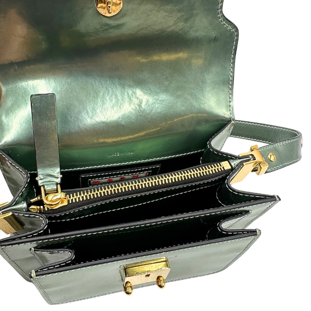 Interno Borsa Marni Mini Trunk in pelle verde giada metallizzato con parti metalliche dorate. Munita di una tracolla regolabile. Completa di dustbag. Originale, usato, in condizioni ottime. 