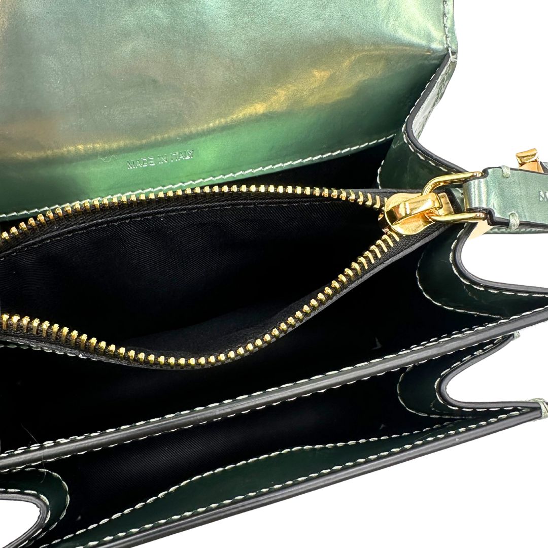 Interno Borsa Marni Mini Trunk in pelle verde giada metallizzato con parti metalliche dorate. Munita di una tracolla regolabile. Completa di dustbag. Originale, usato, in condizioni ottime. 