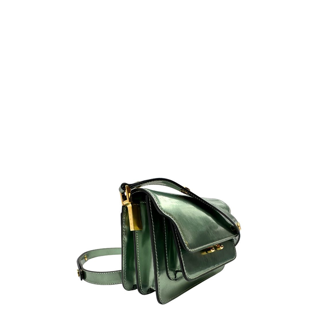 Laterale Borsa Marni Mini Trunk in pelle verde giada metallizzato con parti metalliche dorate. Munita di una tracolla regolabile. Completa di dustbag. Originale, usato, in condizioni ottime. 