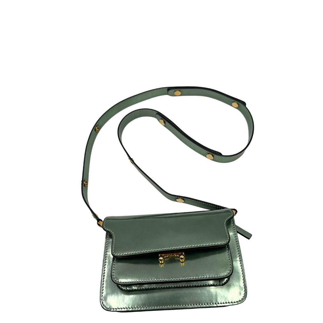 Borsa Marni Mini Trunk in pelle verde giada metallizzato con parti metalliche dorate. Munita di una tracolla regolabile. Completa di dustbag. Originale, usato, in condizioni ottime. 