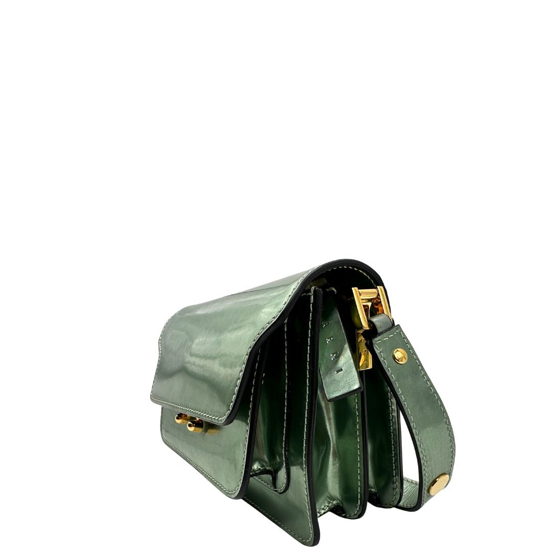 Laterale Borsa Marni Mini Trunk in pelle verde giada metallizzato con parti metalliche dorate. Munita di una tracolla regolabile. Completa di dustbag. Originale, usato, in condizioni ottime. 