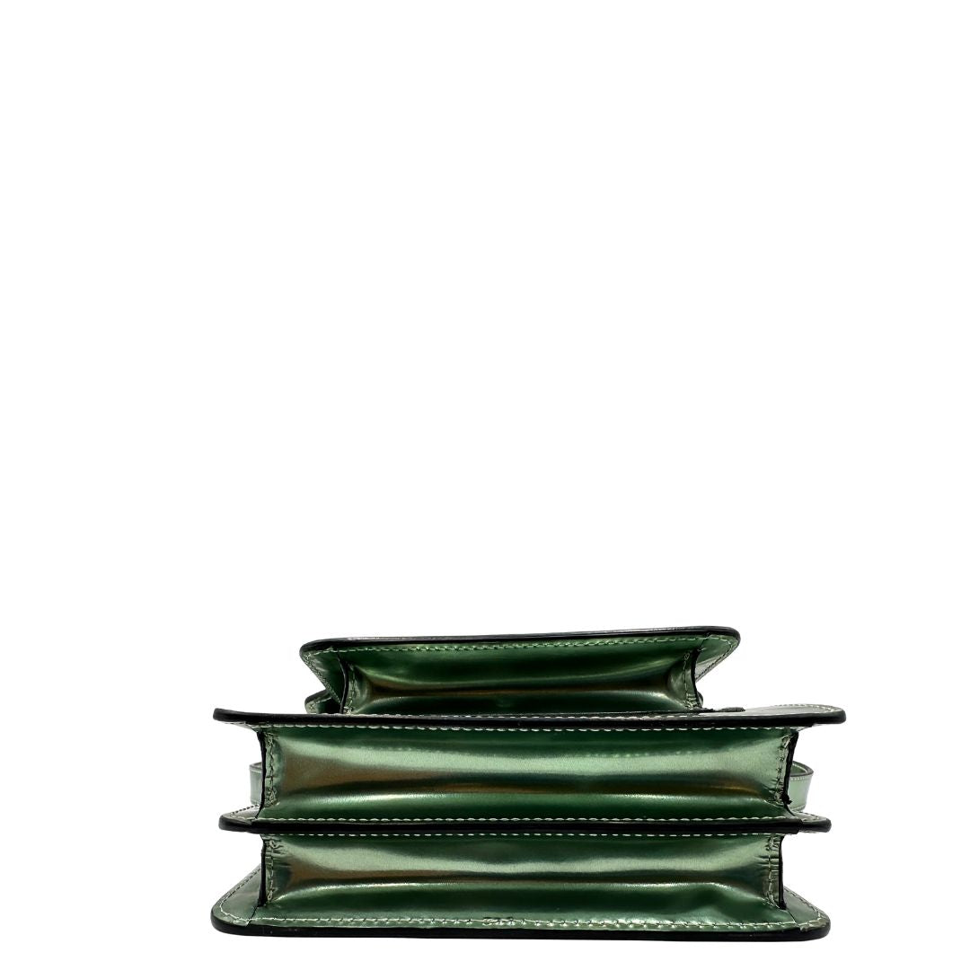 Base Borsa Marni Mini Trunk in pelle verde giada metallizzato con parti metalliche dorate. Munita di una tracolla regolabile. Completa di dustbag. Originale, usato, in condizioni ottime. 