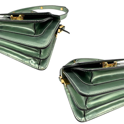 Angoli Borsa Marni Mini Trunk in pelle verde giada metallizzato con parti metalliche dorate. Munita di una tracolla regolabile. Completa di dustbag. Originale, usato, in condizioni ottime. 