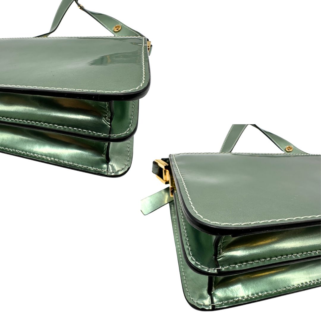 Angoli Borsa Marni Mini Trunk in pelle verde giada metallizzato con parti metalliche dorate. Munita di una tracolla regolabile. Completa di dustbag. Originale, usato, in condizioni ottime. 