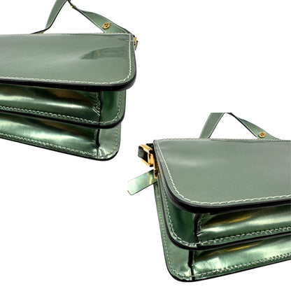 Angoli Borsa Marni Mini Trunk in pelle verde giada metallizzato con parti metalliche dorate. Munita di una tracolla regolabile. Completa di dustbag. Originale, usato, in condizioni ottime. 