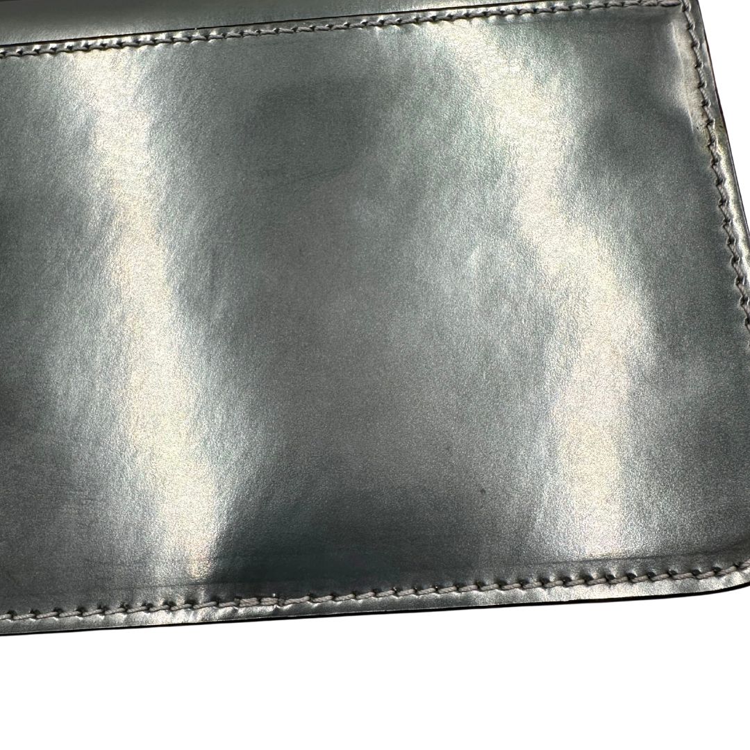 Borsa Marni Mini Trunk in pelle verde giada metallizzato con parti metalliche dorate. Munita di una tracolla regolabile. Completa di dustbag. Originale, usato, in condizioni ottime. 