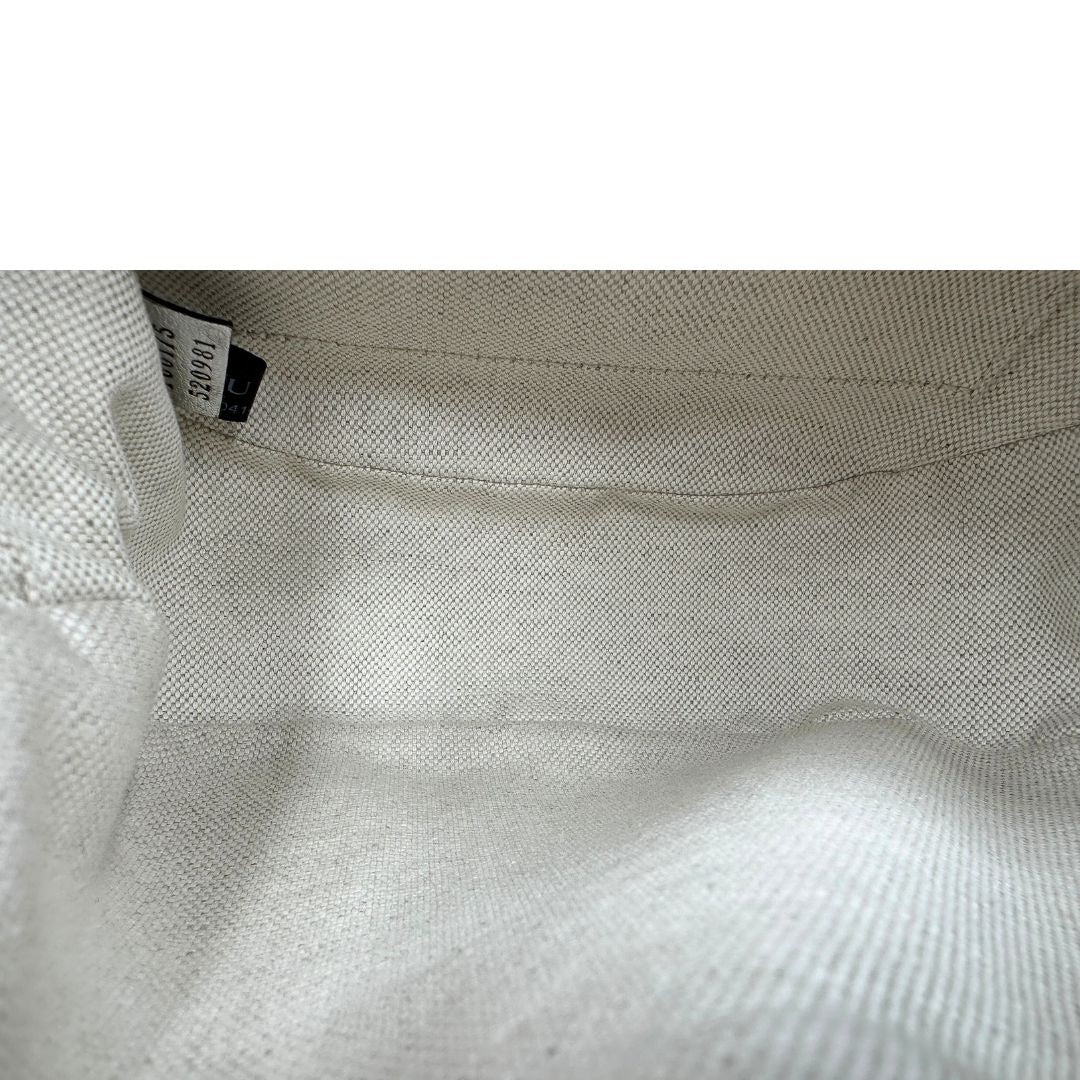 interno Borsa Gucci in pelle color argento con parti metalliche tono su tono; munita di una tracolla regolabile. Completa di dustbag, di lusso, originale, eccellenti condizioni. 