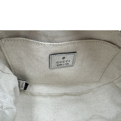 interno Borsa Gucci in pelle color argento con parti metalliche tono su tono; munita di una tracolla regolabile. Completa di dustbag, di lusso, originale, eccellenti condizioni. 