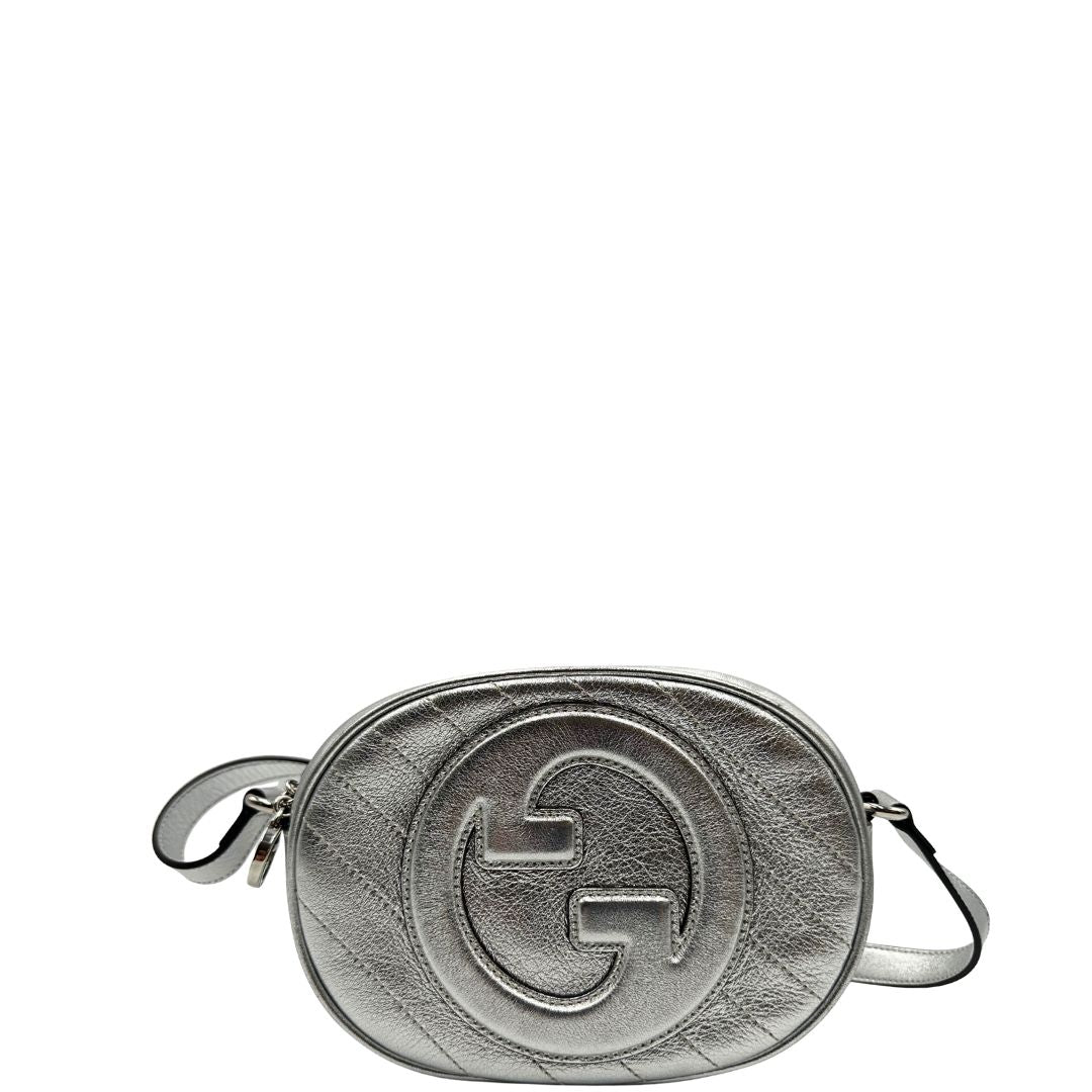 front Borsa Gucci in pelle color argento con parti metalliche tono su tono; munita di una tracolla regolabile. Completa di dustbag, di lusso, originale, eccellenti condizioni. 