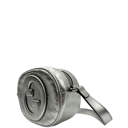 lato Borsa Gucci in pelle color argento con parti metalliche tono su tono; munita di una tracolla regolabile. Completa di dustbag, di lusso, originale, eccellenti condizioni. 