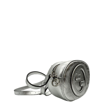 lato Borsa Gucci in pelle color argento con parti metalliche tono su tono; munita di una tracolla regolabile. Completa di dustbag, di lusso, originale, eccellenti condizioni. 