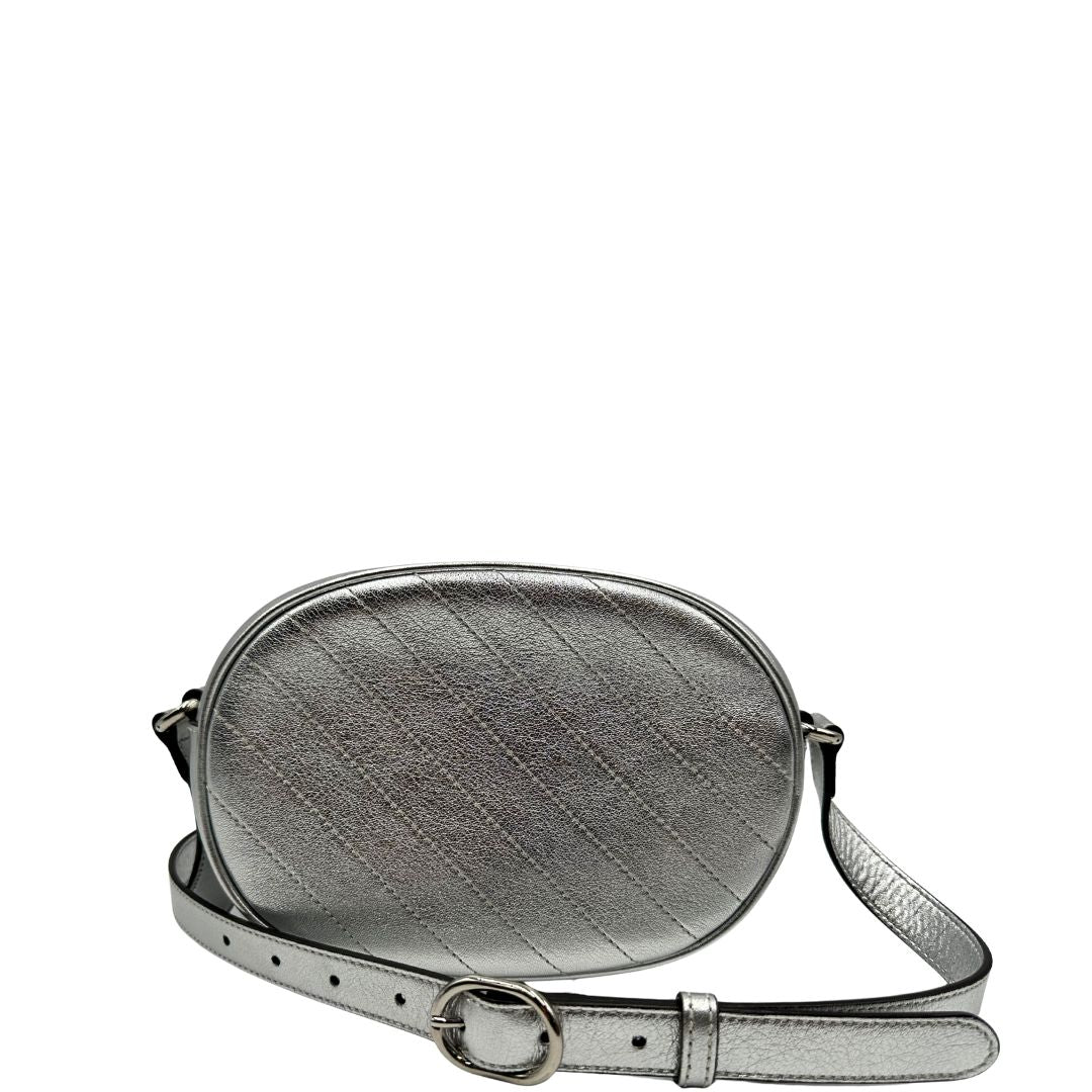 retro Borsa Gucci in pelle color argento con parti metalliche tono su tono; munita di una tracolla regolabile. Completa di dustbag, di lusso, originale, eccellenti condizioni. 