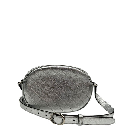 retro Borsa Gucci in pelle color argento con parti metalliche tono su tono; munita di una tracolla regolabile. Completa di dustbag, di lusso, originale, eccellenti condizioni. 