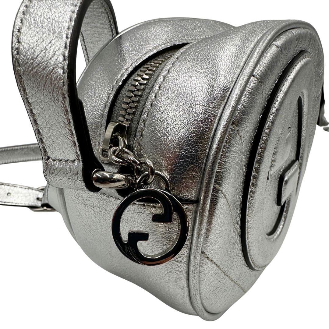 lato Borsa Gucci in pelle color argento con parti metalliche tono su tono; munita di una tracolla regolabile. Completa di dustbag, di lusso, originale, eccellenti condizioni. 