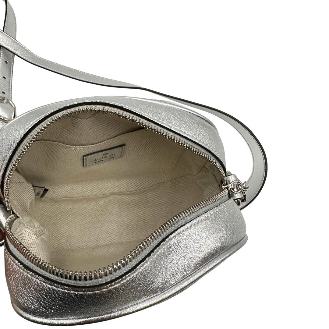 interno Borsa Gucci in pelle color argento con parti metalliche tono su tono; munita di una tracolla regolabile. Completa di dustbag, di lusso, originale, eccellenti condizioni. 