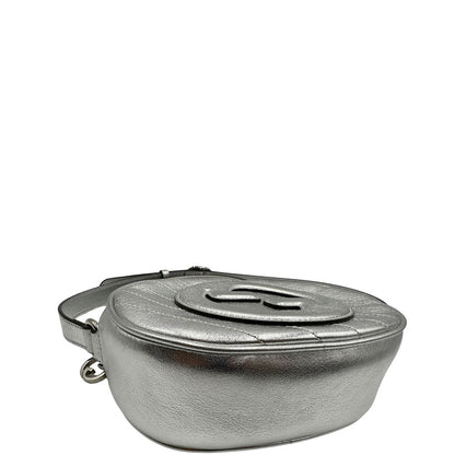 angolo base Borsa Gucci in pelle color argento con parti metalliche tono su tono; munita di una tracolla regolabile. Completa di dustbag, di lusso, originale, eccellenti condizioni. 