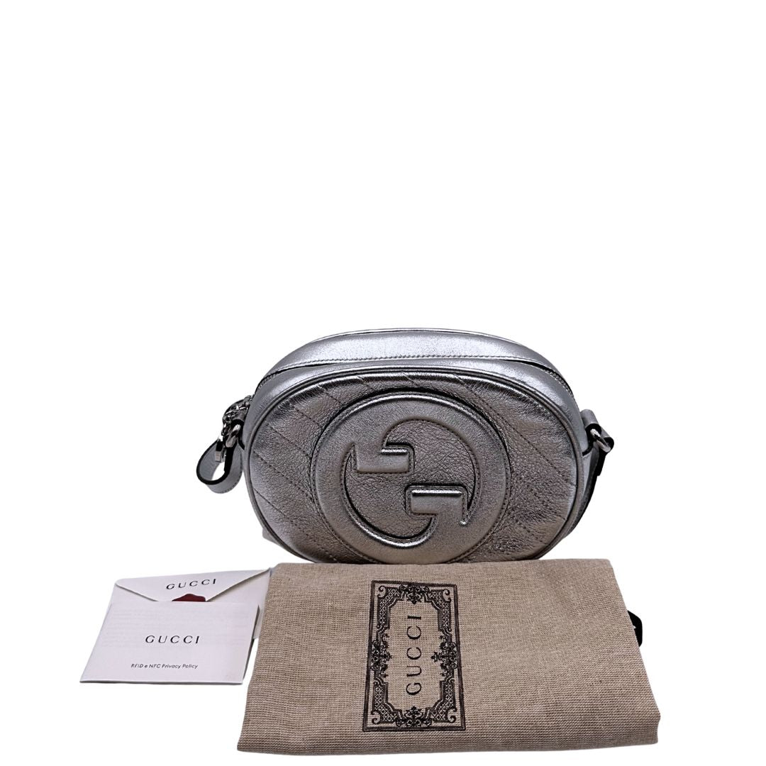 Borsa Gucci in pelle color argento con parti metalliche tono su tono; munita di una tracolla regolabile. Completa di dustbag, di lusso, originale, eccellenti condizioni. 