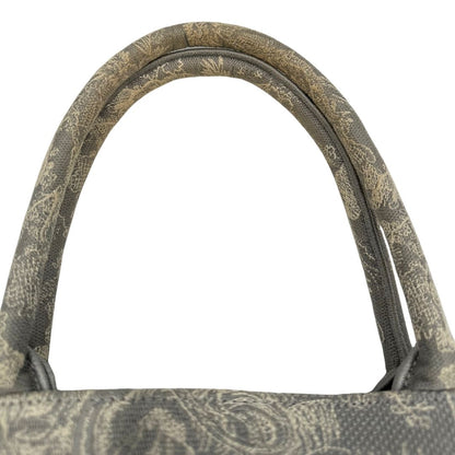 Manici di una borsa tote CD in tessuto grigio e écru con ricamo Toile De Jouy. Da indossare a mano. Completa di dustbag.