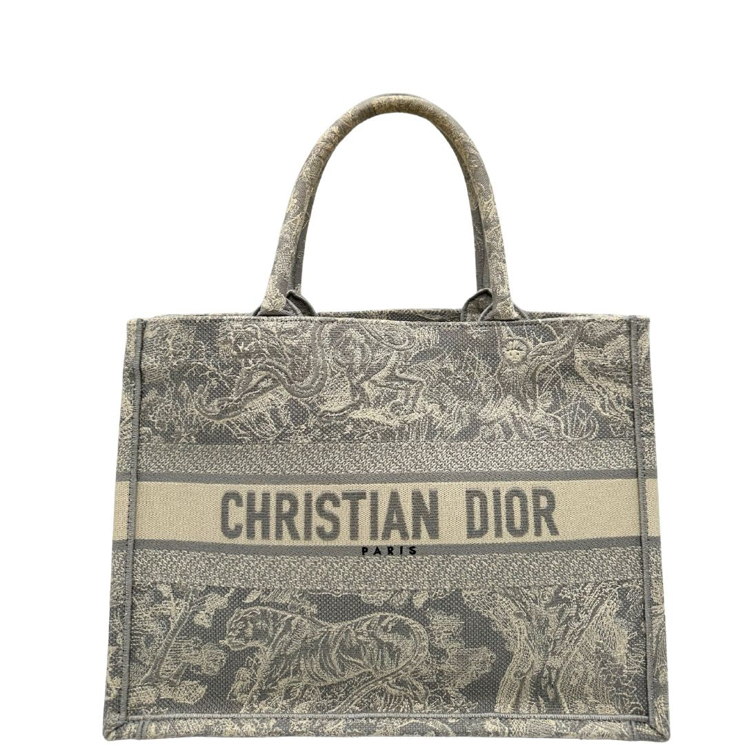 Front di una borsa tote CD in tessuto grigio e écru con ricamo Toile De Jouy. Da indossare a mano. Completa di dustbag.