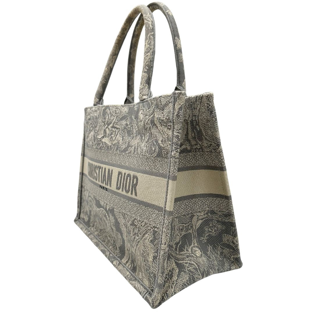 Laterale destro di una borsa tote CD in tessuto grigio e écru con ricamo Toile De Jouy. Da indossare a mano. Completa di dustbag.