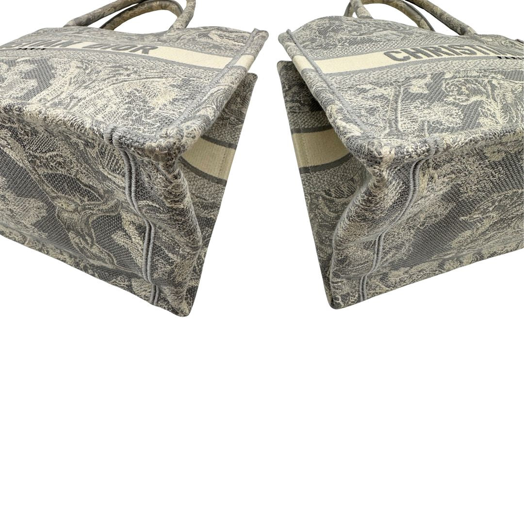 Angoli di una borsa tote CD in tessuto grigio e écru con ricamo Toile De Jouy. Da indossare a mano. Completa di dustbag.