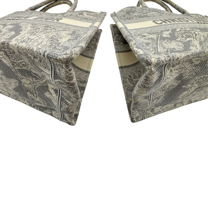 Angoli di una borsa tote CD in tessuto grigio e écru con ricamo Toile De Jouy. Da indossare a mano. Completa di dustbag.