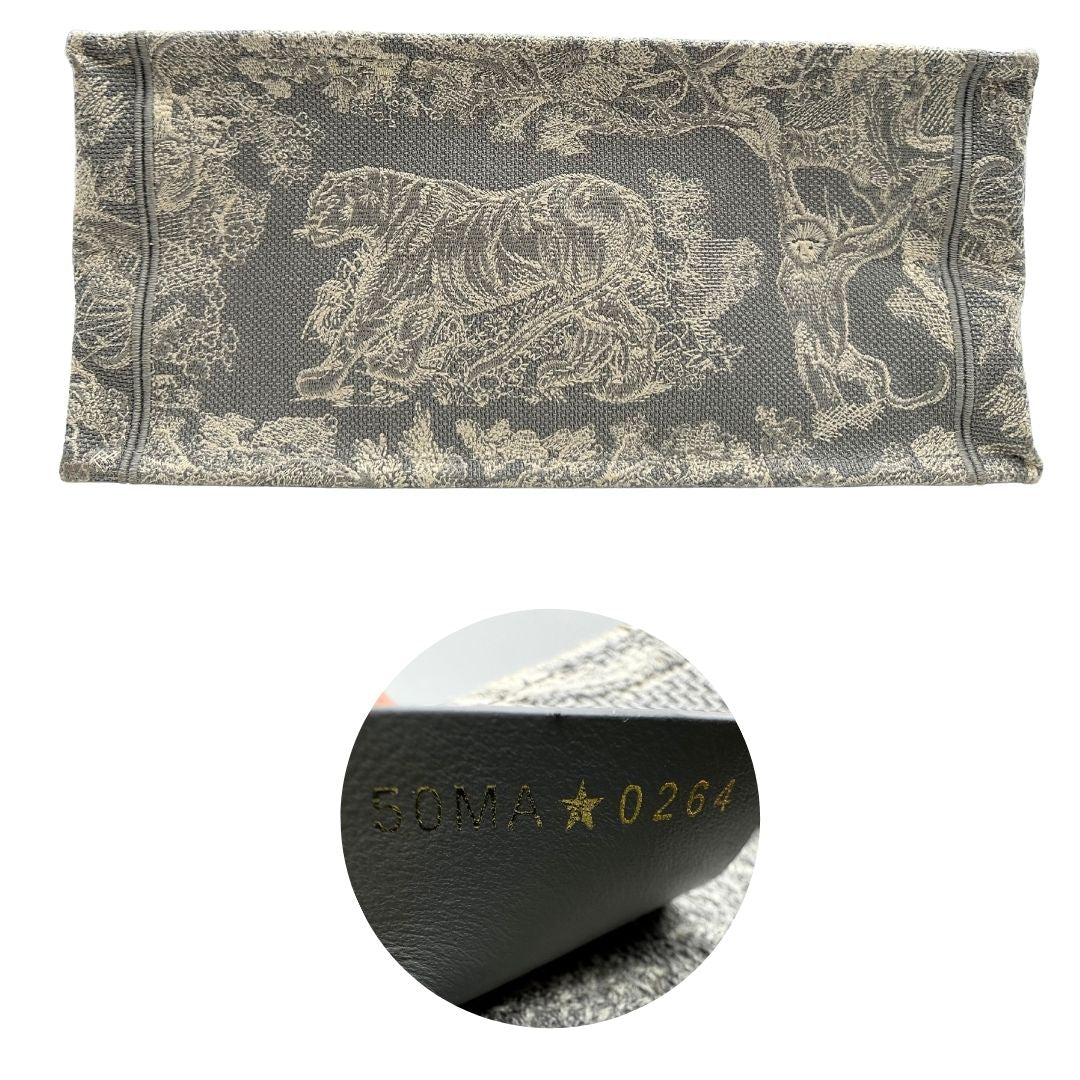 Base e codice di una borsa tote CD in tessuto grigio e écru con ricamo Toile De Jouy. Da indossare a mano. Completa di dustbag.