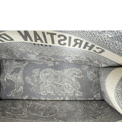 Interno di una borsa tote CD in tessuto grigio e écru con ricamo Toile De Jouy. Da indossare a mano. Completa di dustbag.