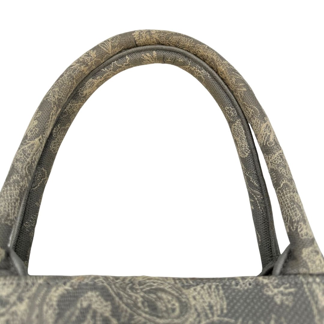 Manici di una borsa tote CD in tessuto grigio e écru con ricamo Toile De Jouy. Da indossare a mano. Completa di dustbag.