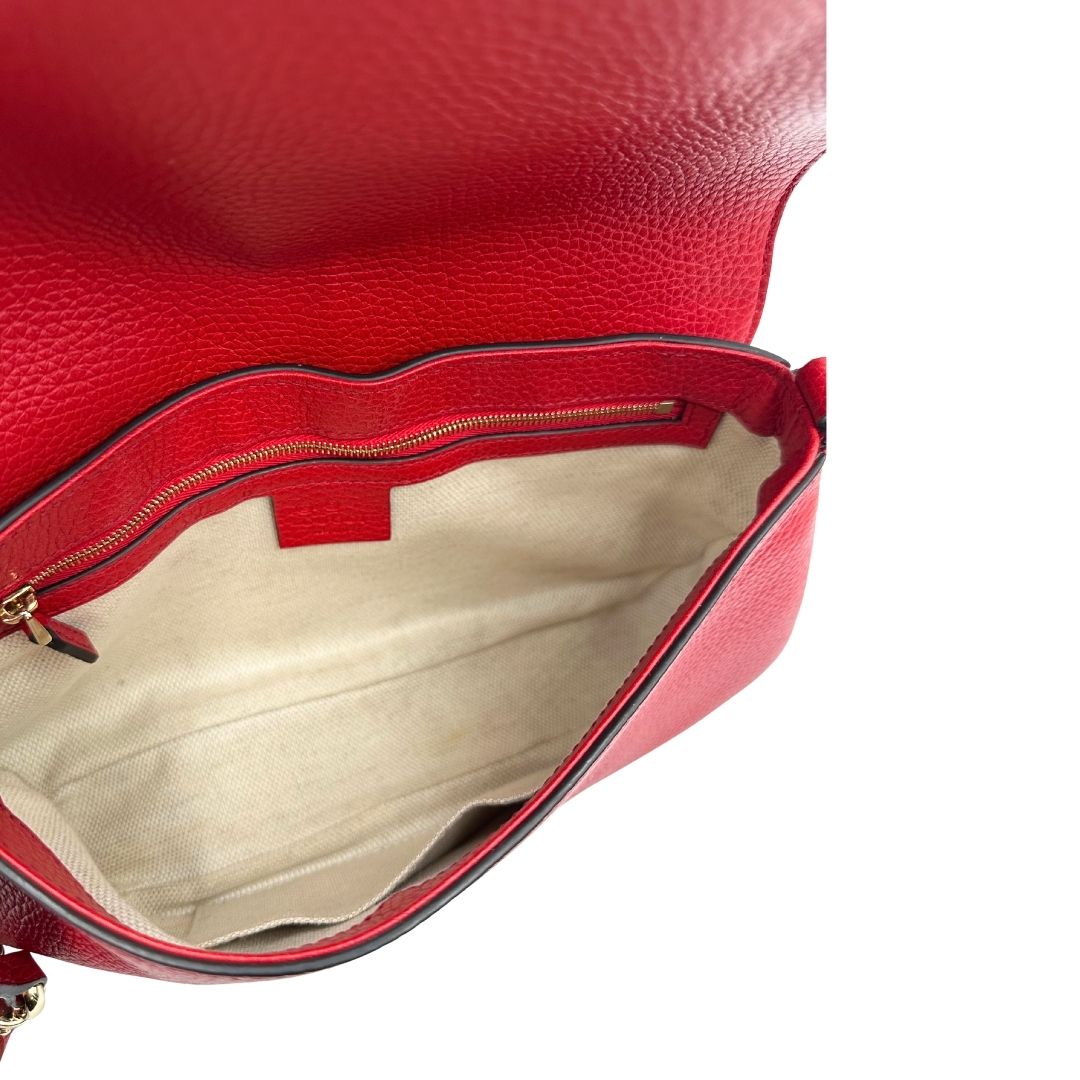 interno Borsa Gucci in pelle martellata rossa con parti metalliche oro chiaro; impreziosita da nappa e munita di una tracolla in catena. Completa di dustbag, di lusso, originale, ottime condizioni. 