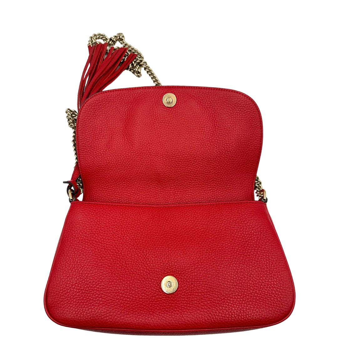 interno Borsa Gucci in pelle martellata rossa con parti metalliche oro chiaro; impreziosita da nappa e munita di una tracolla in catena. Completa di dustbag, di lusso, originale, ottime condizioni. 