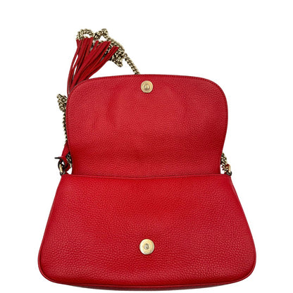 interno Borsa Gucci in pelle martellata rossa con parti metalliche oro chiaro; impreziosita da nappa e munita di una tracolla in catena. Completa di dustbag, di lusso, originale, ottime condizioni. 