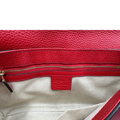 interno Borsa Gucci in pelle martellata rossa con parti metalliche oro chiaro; impreziosita da nappa e munita di una tracolla in catena. Completa di dustbag, di lusso, originale, ottime condizioni. 