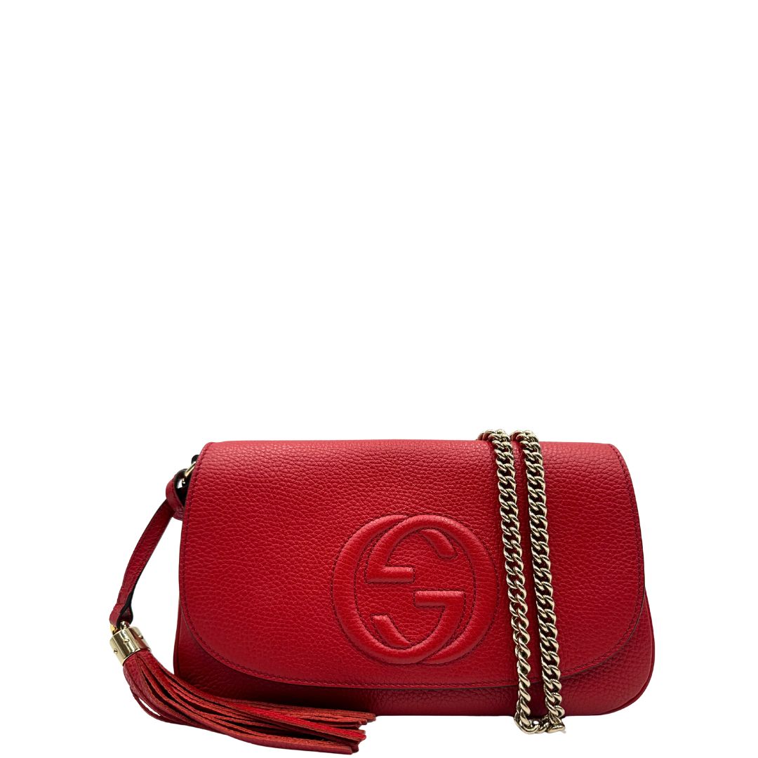 front Borsa Gucci in pelle martellata rossa con parti metalliche oro chiaro; impreziosita da nappa e munita di una tracolla in catena. Completa di dustbag, di lusso, originale, ottime condizioni. 