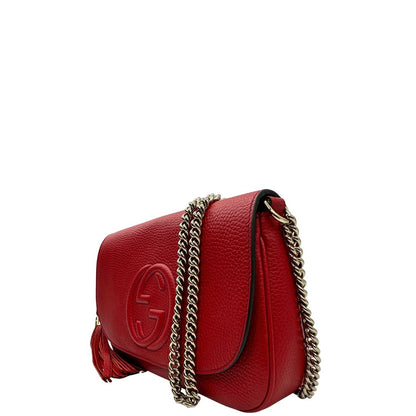 lato Borsa Gucci in pelle martellata rossa con parti metalliche oro chiaro; impreziosita da nappa e munita di una tracolla in catena. Completa di dustbag, di lusso, originale, ottime condizioni. 