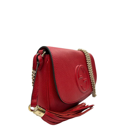 lato Borsa Gucci in pelle martellata rossa con parti metalliche oro chiaro; impreziosita da nappa e munita di una tracolla in catena. Completa di dustbag, di lusso, originale, ottime condizioni. 