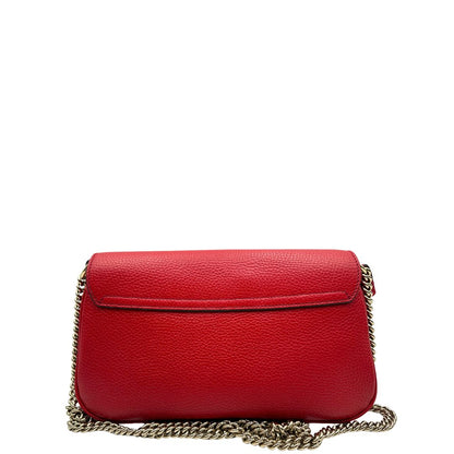 retro Borsa Gucci in pelle martellata rossa con parti metalliche oro chiaro; impreziosita da nappa e munita di una tracolla in catena. Completa di dustbag, di lusso, originale, ottime condizioni. 