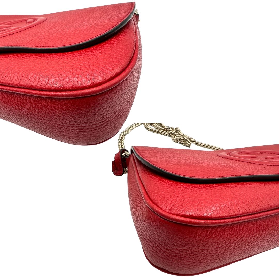 angoli Borsa Gucci in pelle martellata rossa con parti metalliche oro chiaro; impreziosita da nappa e munita di una tracolla in catena. Completa di dustbag, di lusso, originale, ottime condizioni. 