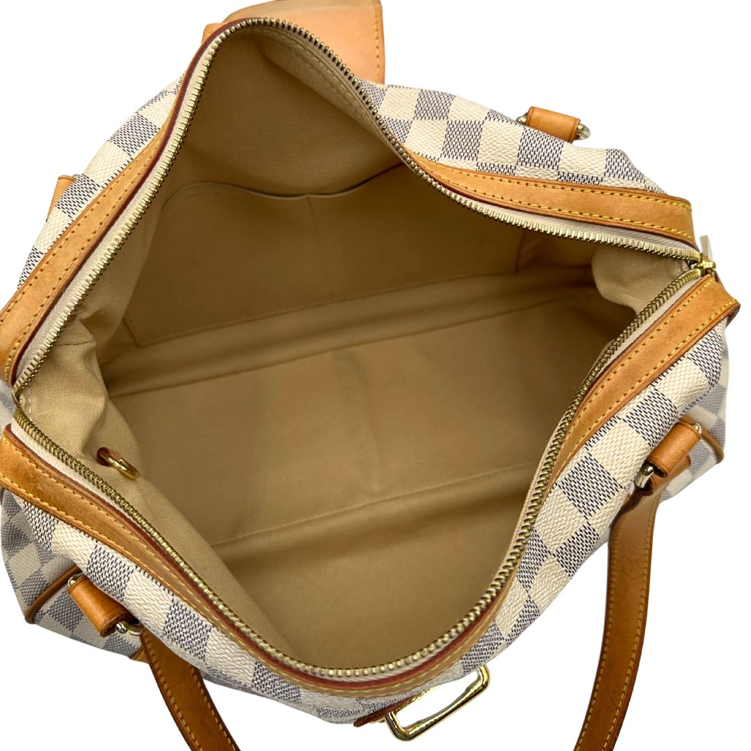  Interno Borsa Louis Vuitton in canvas bianco Damier Azur con parti metalliche dorate e finiture in vacchetta naturale; munita di doppi manici, da portare a spalla. Originale, usata, di lusso, in ottime condizioni