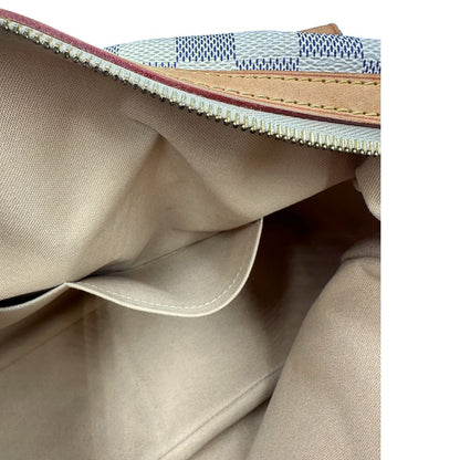 Tasca Borsa Louis Vuitton in canvas bianco Damier Azur con parti metalliche dorate e finiture in vacchetta naturale; munita di doppi manici, da portare a spalla. Originale, usata, di lusso, in ottime condizioni