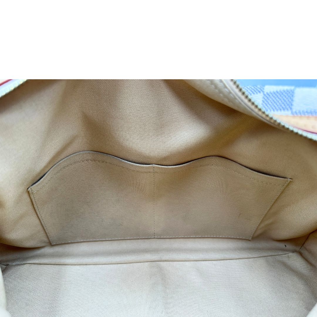 Interno Borsa Louis Vuitton in canvas bianco Damier Azur con parti metalliche dorate e finiture in vacchetta naturale; munita di doppi manici, da portare a spalla. Originale, usata, di lusso, in ottime condizioni