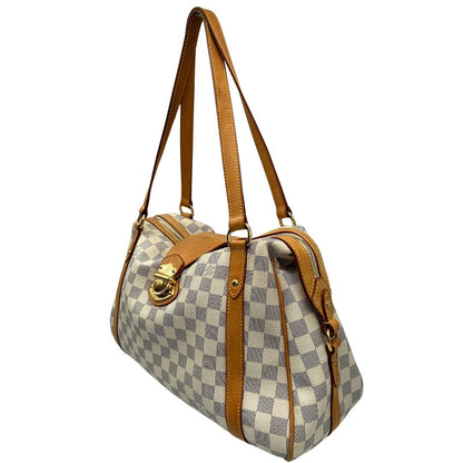 Laterali Borsa Louis Vuitton in canvas bianco Damier Azur con parti metalliche dorate e finiture in vacchetta naturale; munita di doppi manici, da portare a spalla. Originale, usata, di lusso, in ottime condizioni