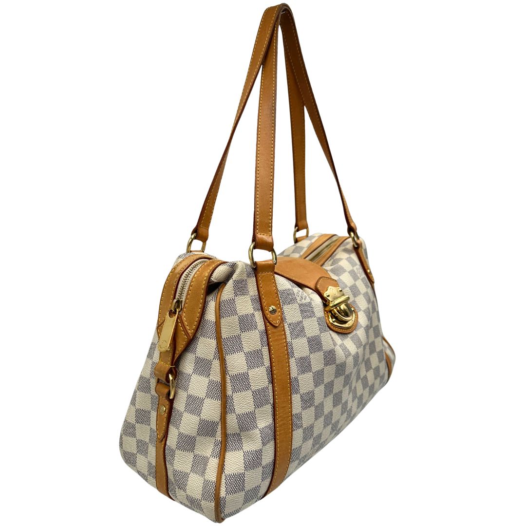 Laterali Borsa Louis Vuitton in canvas bianco Damier Azur con parti metalliche dorate e finiture in vacchetta naturale; munita di doppi manici, da portare a spalla. Originale, usata, di lusso, in ottime condizioni