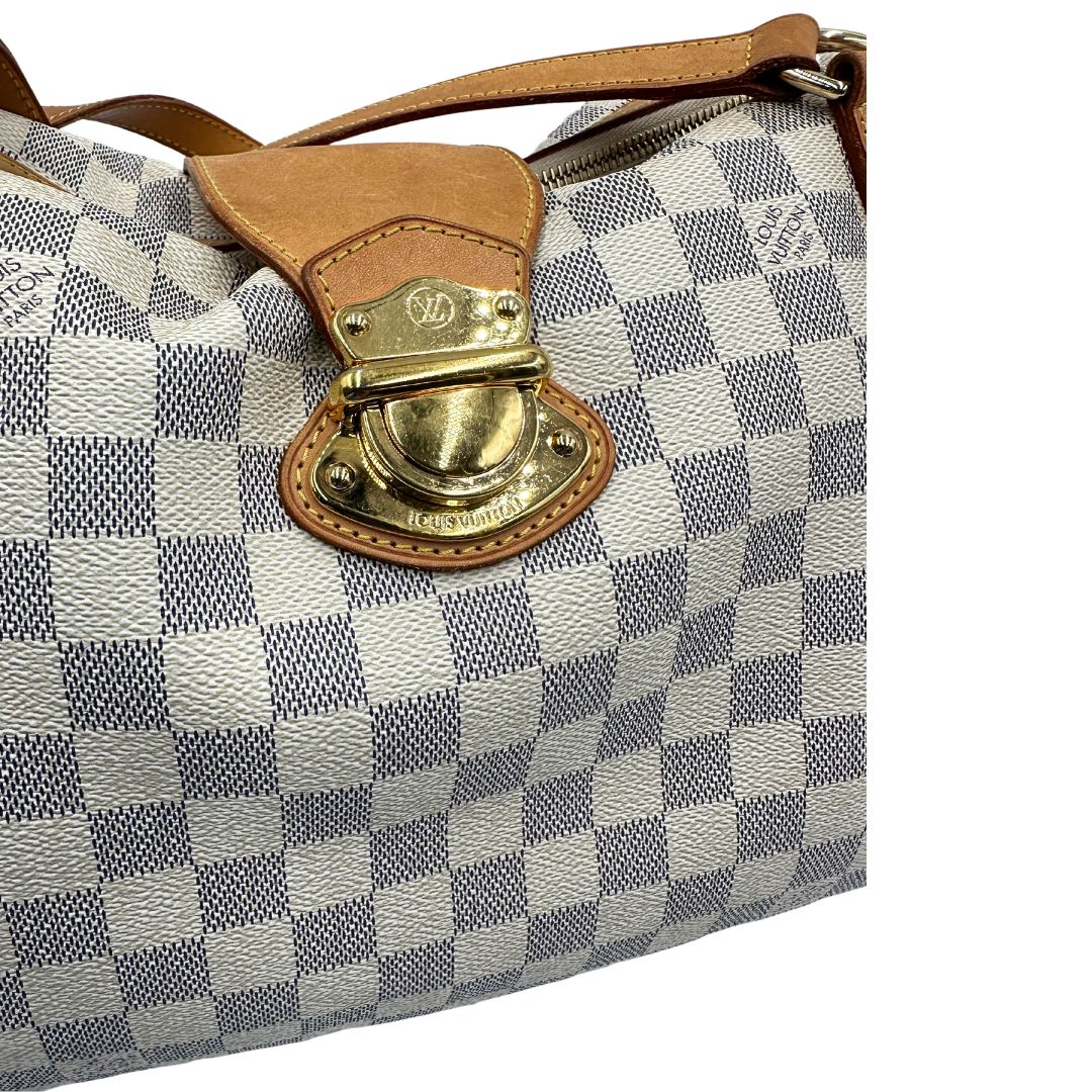  Borsa Louis Vuitton in canvas bianco Damier Azur con parti metalliche dorate e finiture in vacchetta naturale; munita di doppi manici, da portare a spalla. Originale, usata, di lusso, in ottime condizioni