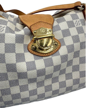  Borsa Louis Vuitton in canvas bianco Damier Azur con parti metalliche dorate e finiture in vacchetta naturale; munita di doppi manici, da portare a spalla. Originale, usata, di lusso, in ottime condizioni