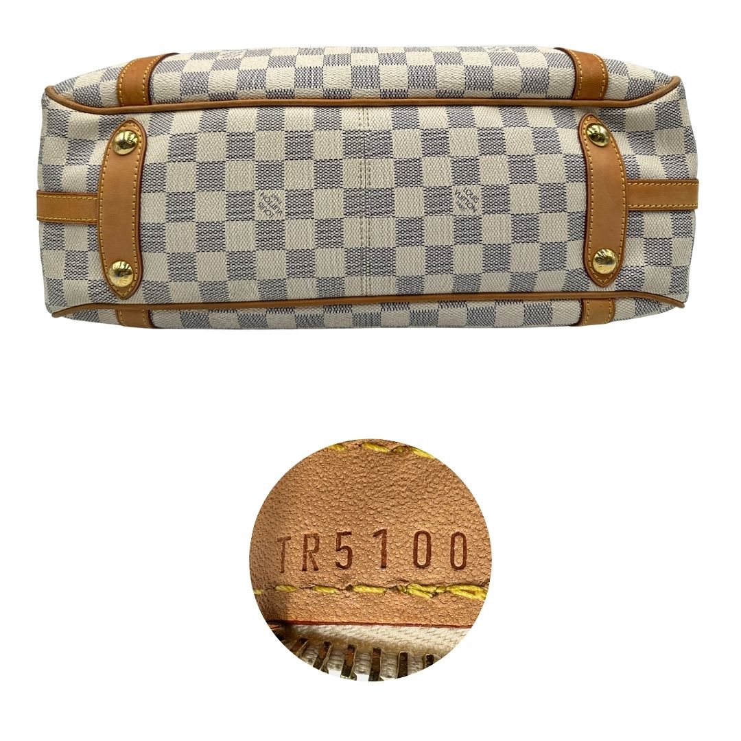 Base Borsa Louis Vuitton in canvas bianco Damier Azur con parti metalliche dorate e finiture in vacchetta naturale; munita di doppi manici, da portare a spalla. Originale, usata, di lusso, in ottime condizioni