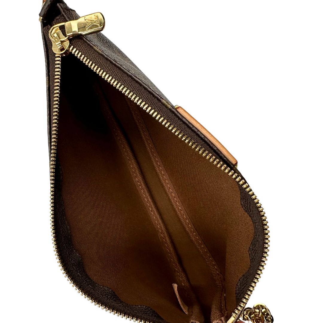 Interno di una Multi Pochette Accessoires Louis Vuitton in canvas marrone monogram con dettagli in vacchetta naturale, manico in catena dorata e tracolla in tessuto Jacquard verde kaki. Dotata del classico mini portamonete rotondo, rimovibile. Completa di corredo.