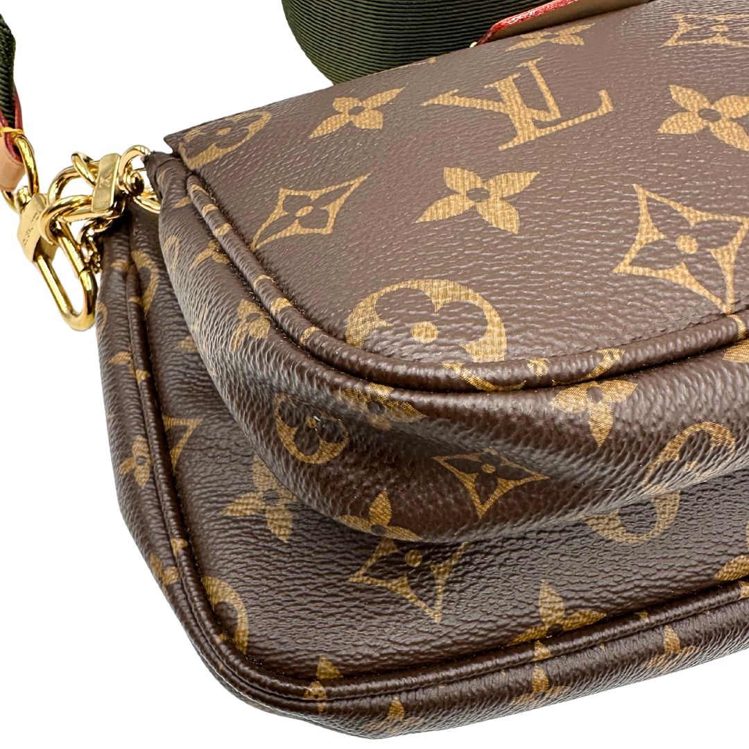 Angoli di una Multi Pochette Accessoires Louis Vuitton in canvas marrone monogram con dettagli in vacchetta naturale, manico in catena dorata e tracolla in tessuto Jacquard verde kaki. Dotata del classico mini portamonete rotondo, rimovibile. Completa di corredo.