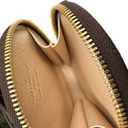 Interno del portamonete di una una Multi Pochette Accessoires Louis Vuitton in canvas marrone monogram con dettagli in vacchetta naturale, manico in catena dorata e tracolla in tessuto Jacquard verde kaki. Completa di corredo.